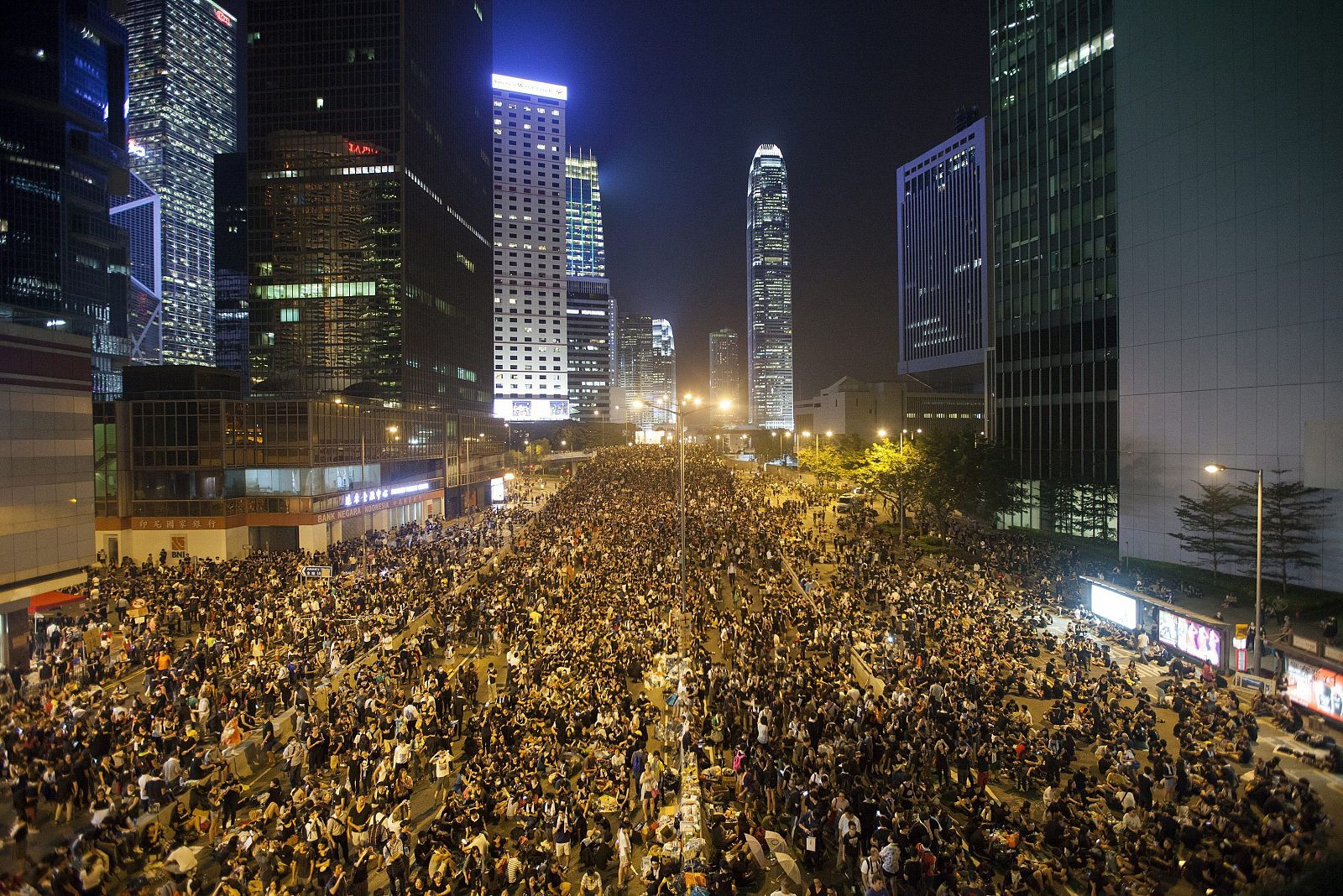 LAS PROTESTAS SE EXTIENDEN POR HONG KONG ANTE LA PASIVIDAD DE LA POLICÍA
