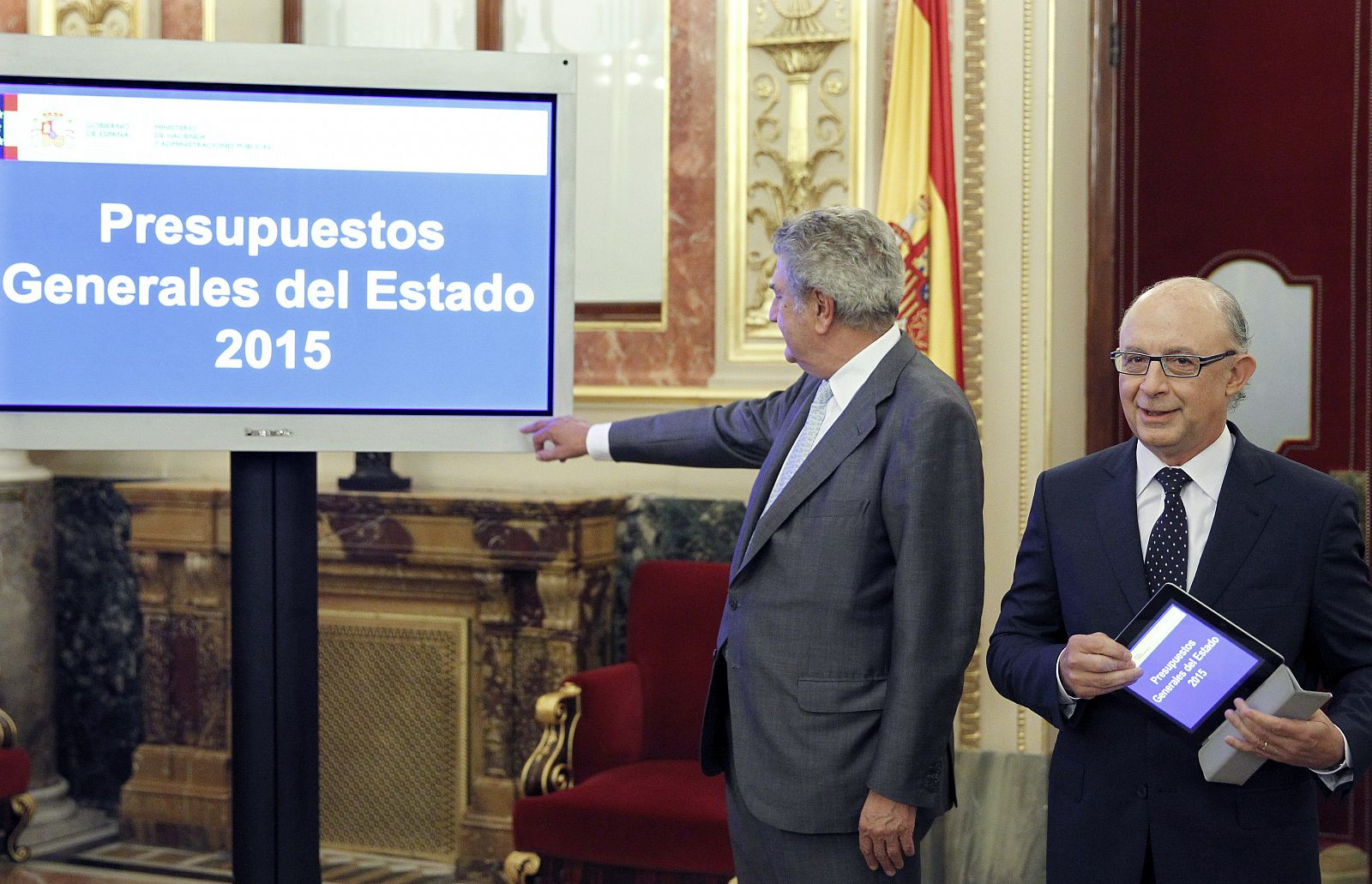 El ministro de Hacienda, Cristóbal Montoro, entrega al presidente del Congreso, Jesús Posada, el proyecto de ley de Presupuestos
