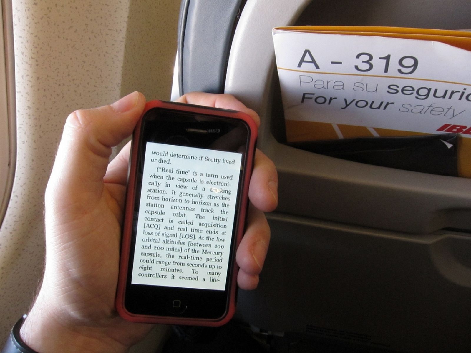 Usando el móvil durante un vuelo.