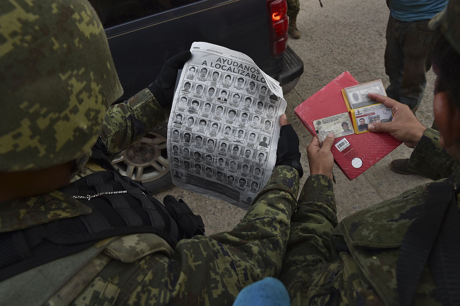 Soldados del ejército mexicano realizan una inspección durante una operación militar de búsqueda