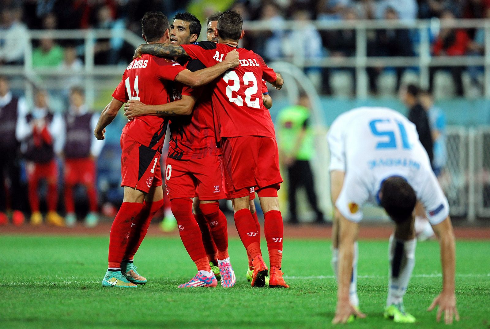 Los jugadores del Sevilla celebran el primer gol en Croacia.