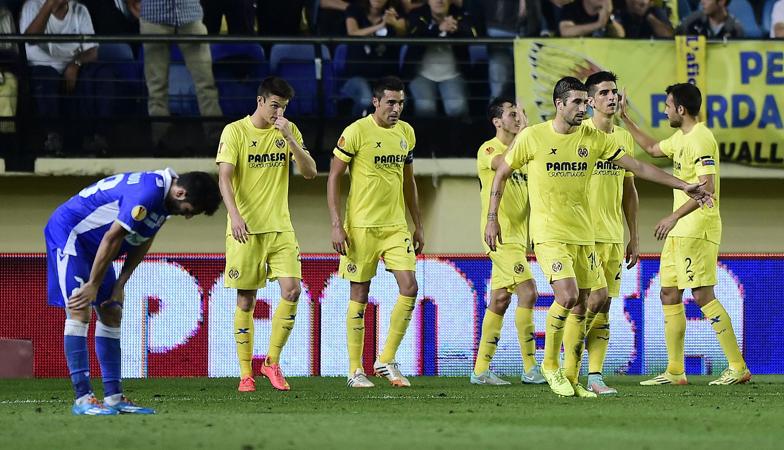 Los jugadores del Villarreal celebran uno de los tantos.