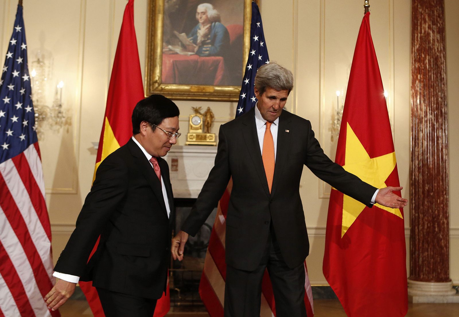 El Secretario de Estado de EE.UU., John Kerry, recibe al ministro de Exteriores de Vietnam, Pham Binh Minh, en un almuerzo de trabajo.