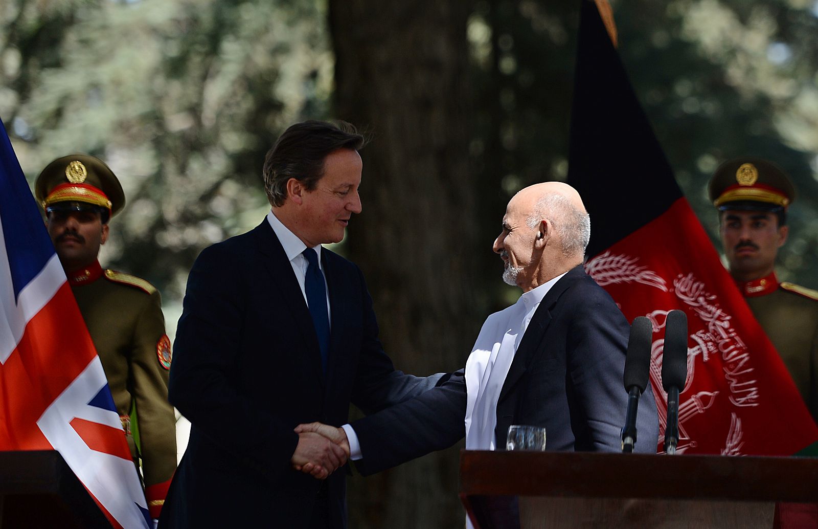 El mandatario del Reino Unido mantiene un encuentro con el nuevo presidente de Afganistán, Ashraf Gani.