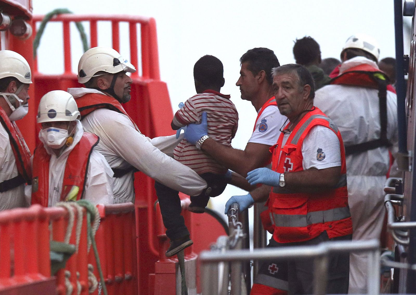 Efectivos de Salvamento Marítimo y la Guardia Civil trasladan al puerto de Almería a 58 inmigrantes de origen subsahariano.