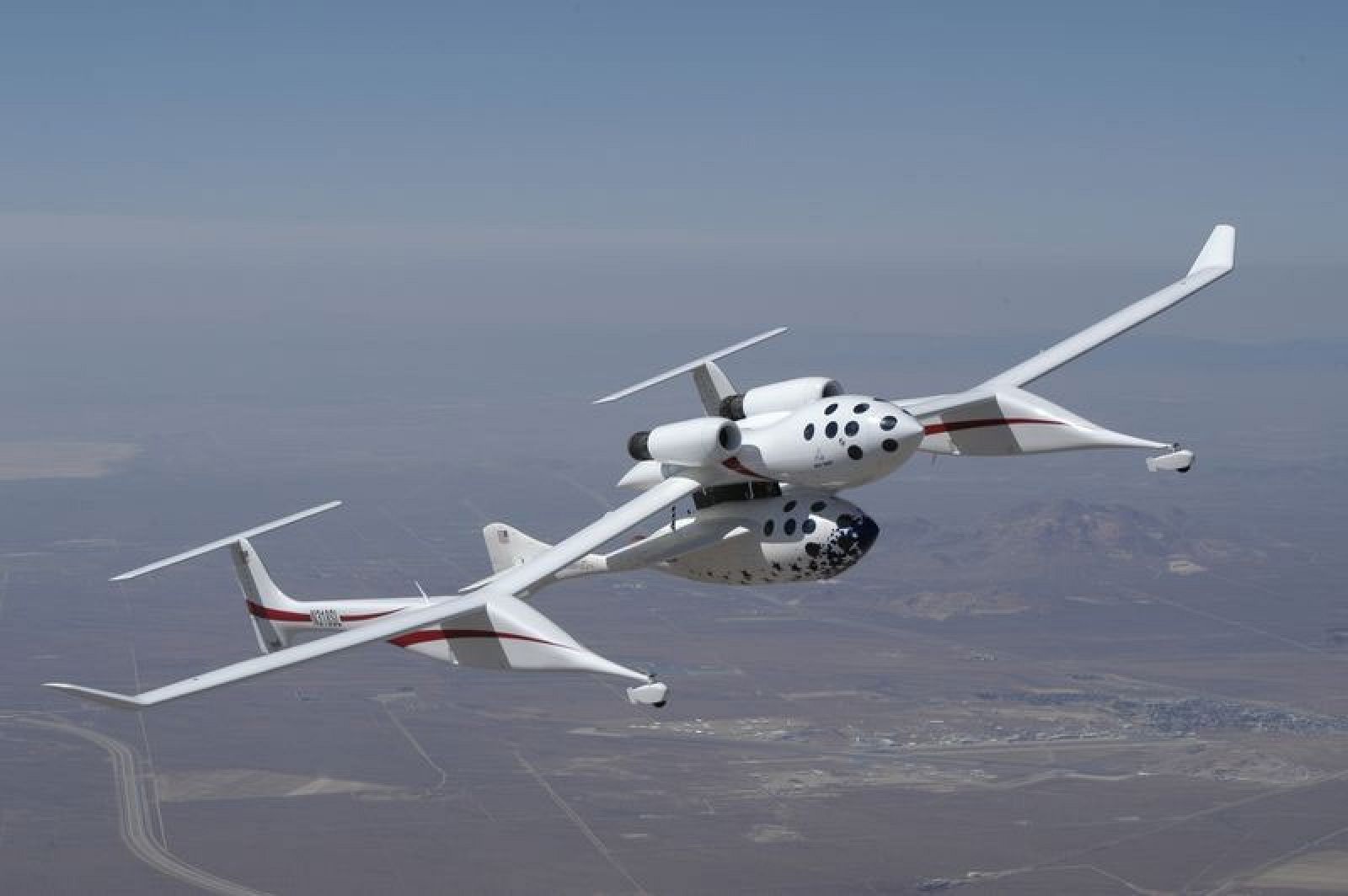 SpaceShipOne colgando del avion nodriza que lo lanza