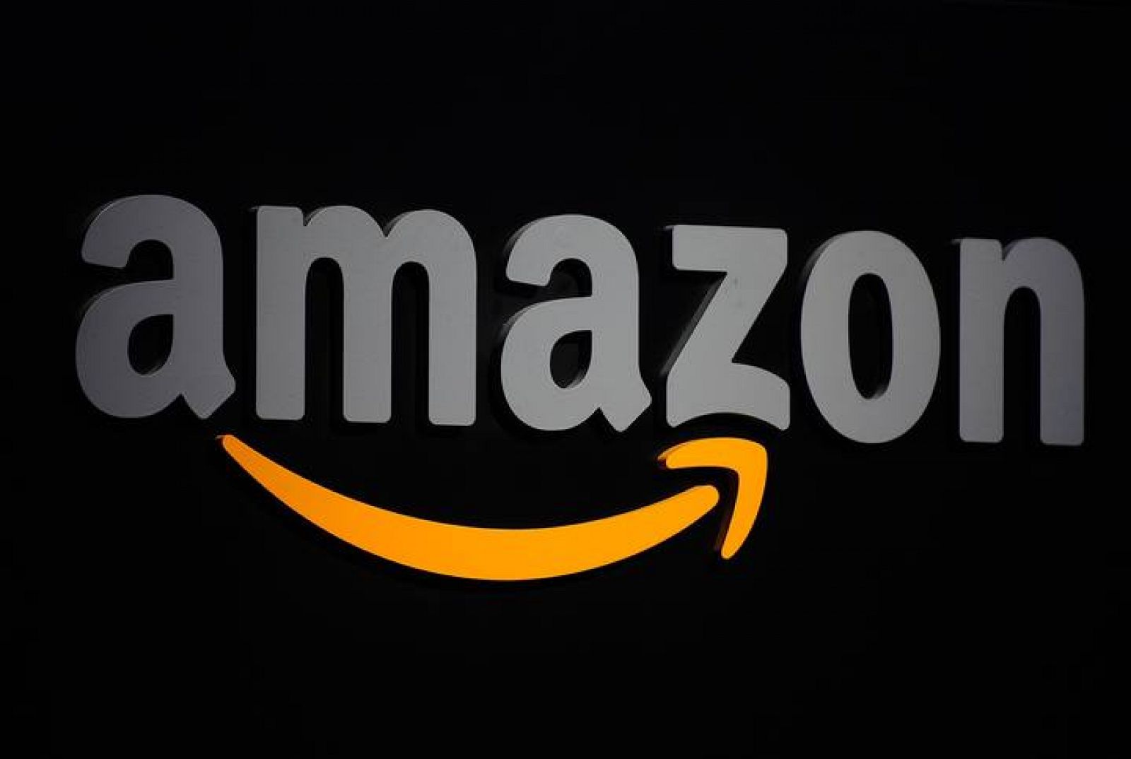 Logo de Amazon en una rueda de prensa en Nueva York