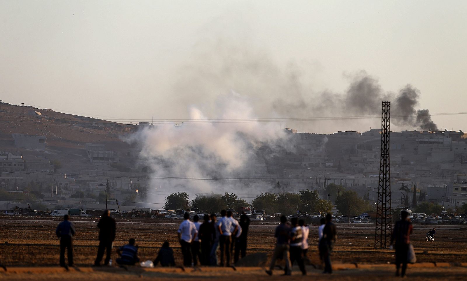 Fotografía hecha desde Turquía que muestra una columna de humo tras un ataque aéreo de las tropas aliadas contra posiciones del Estado Islámico (EI) en el este de la ciudad siria de Kobani.
