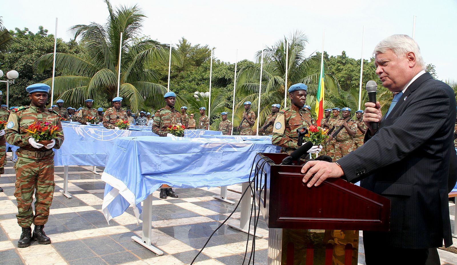 El subsecretario general para misiones de paz de la ONU, Herve Ladsous, en un discurso por los funerales de nueve soldados fallecidos el pasado viernes en Mali.