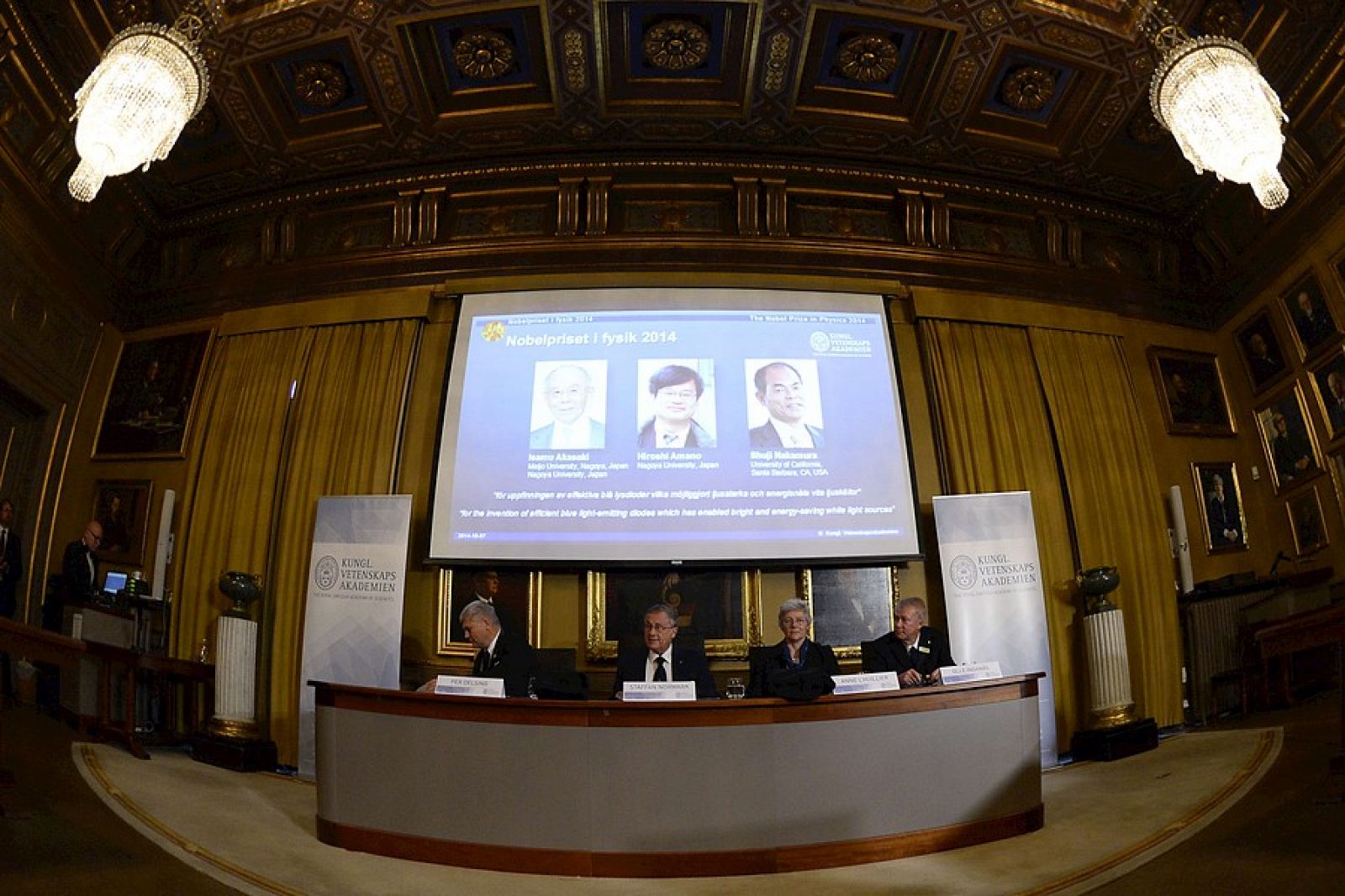 Miembros del comité de los premios Nobel durante el anuncio del premio de Física.