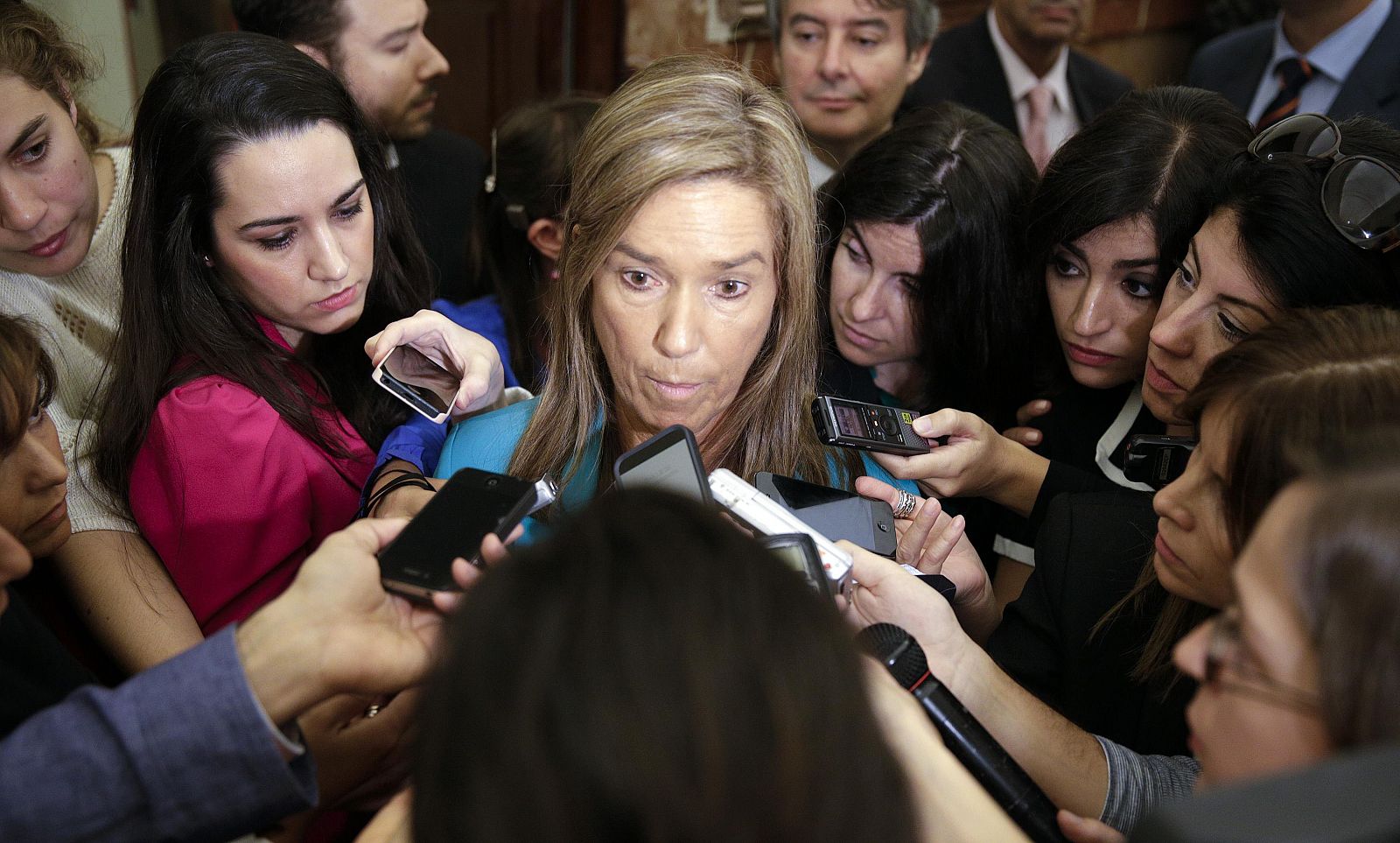 La Ministra de Sanidad, Servicios Sociales e Igualdad, Ana Mato, habla en los pasillos del Congreso de los Diputados