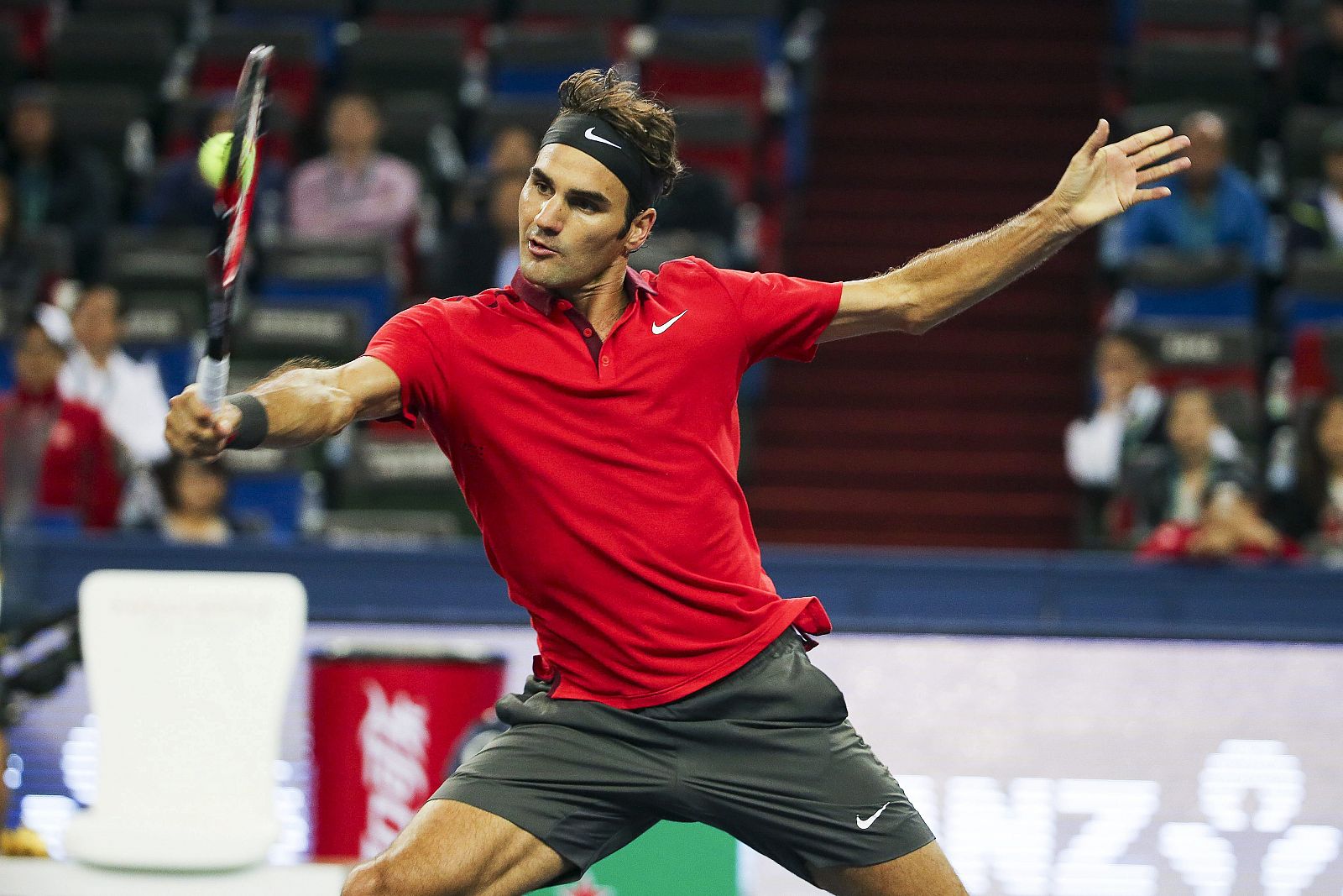 El suizo Roger Federer devuelve la pelota al argentino Leonardo Mayer durante el partido.