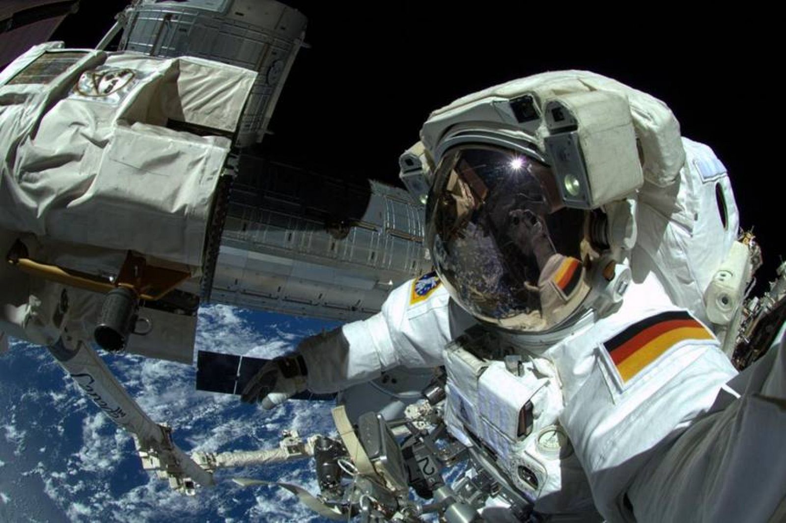 Gerst en la escotilla de la Estación Espacial Internacional