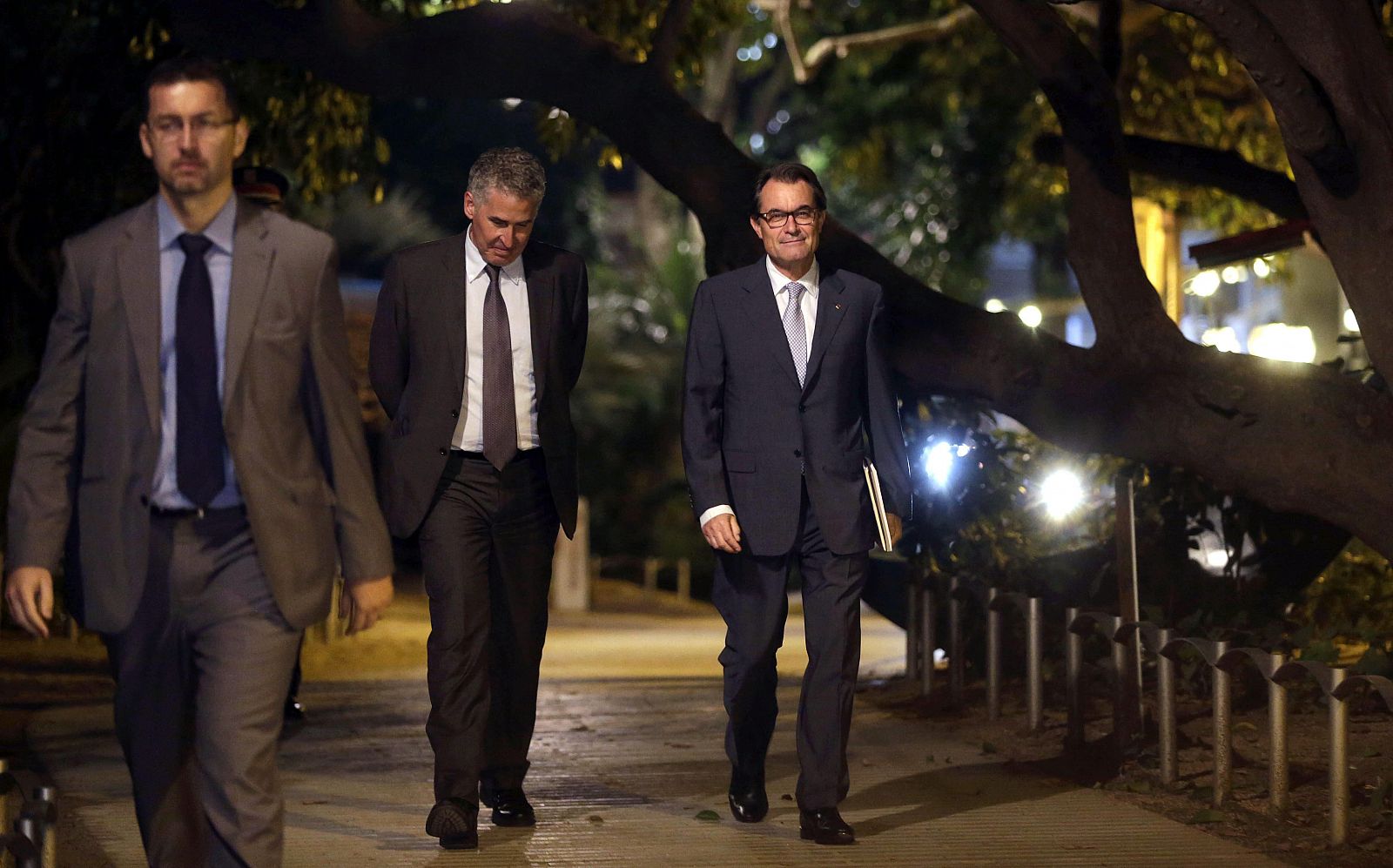 El presidente de la Generalitat, Artur Mas, a su salida de la reunión que han mantenido esta noche los partidos que apoyan la consulta soberanista del 9N.