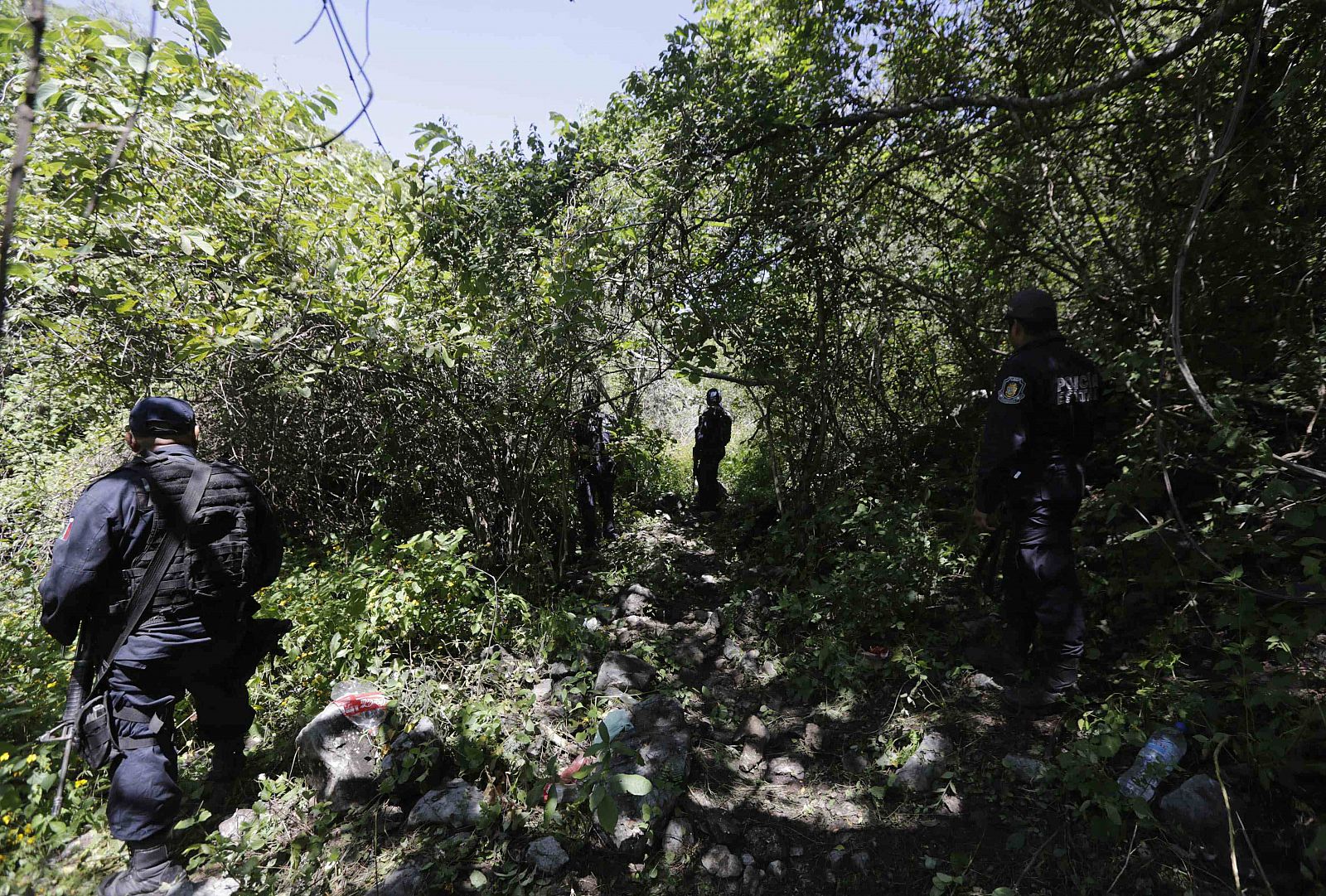 La policía de Iguala investiga en el área donde han sido encontradas las nuevas fosas comunes.