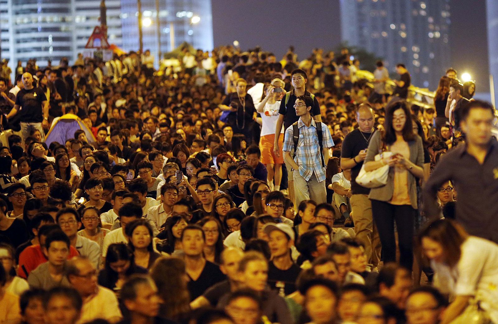 Estudiantes de Hong Kong se manifiestan en el distrito financiero de la ciudad este viernes 10 de octubre para pedir más democracia.