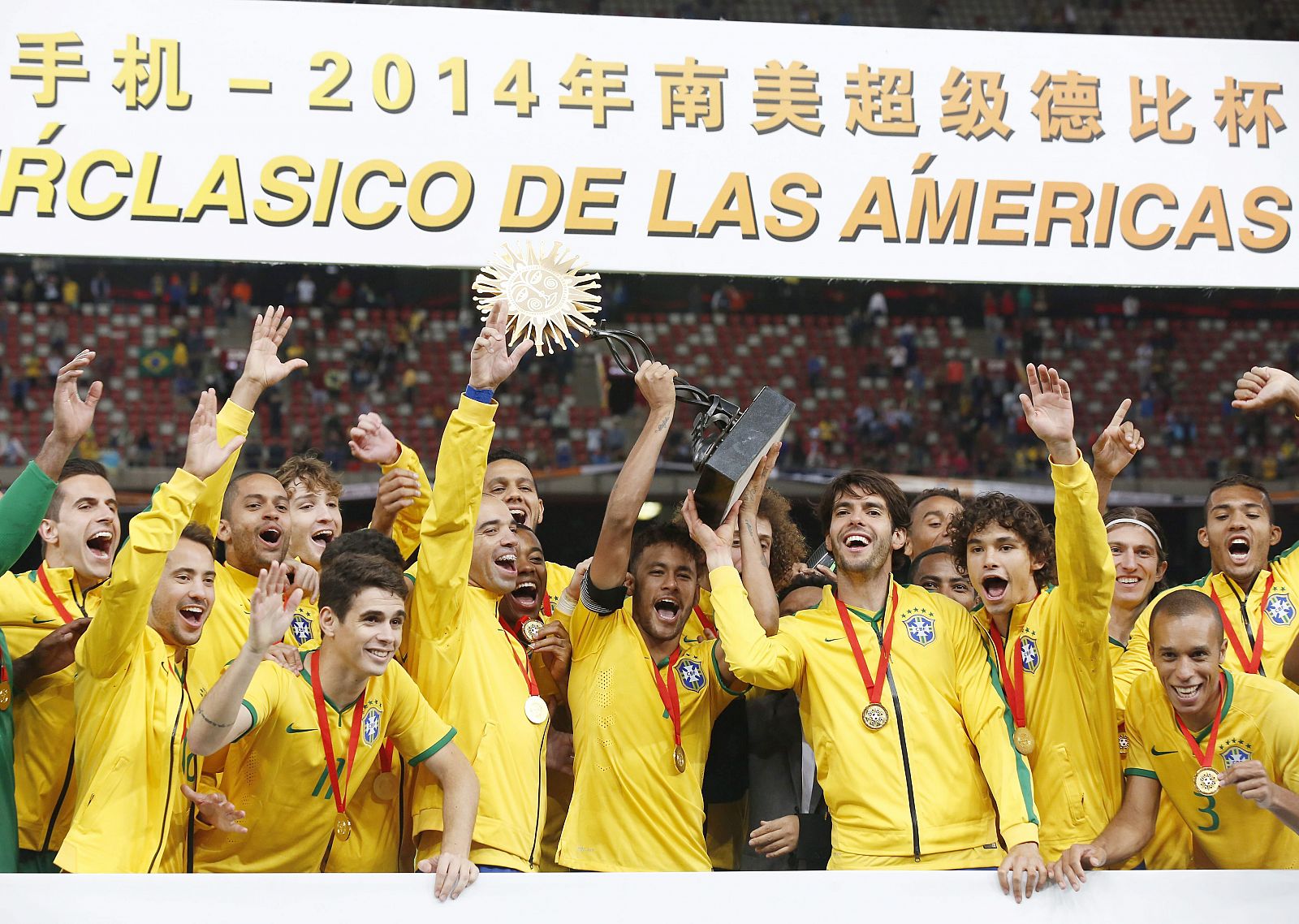 La selección de Brasil celebra la victoria en el Superclásico en Pekín