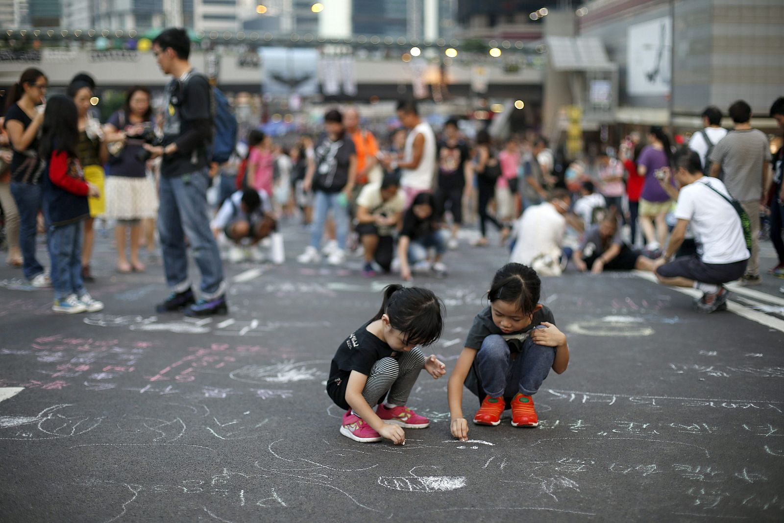 Centenares de personas se han sumado a los asentamientos de Occupy Central en el área financiera de Admiralty.