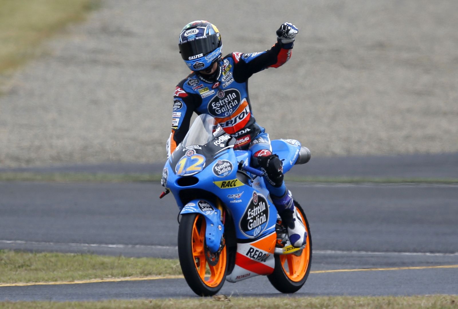 El piloto español de Moto3 Álex Marquez (Honda) celebra la victoria en el circuito de Motegui, en el Gran Premio de Japón