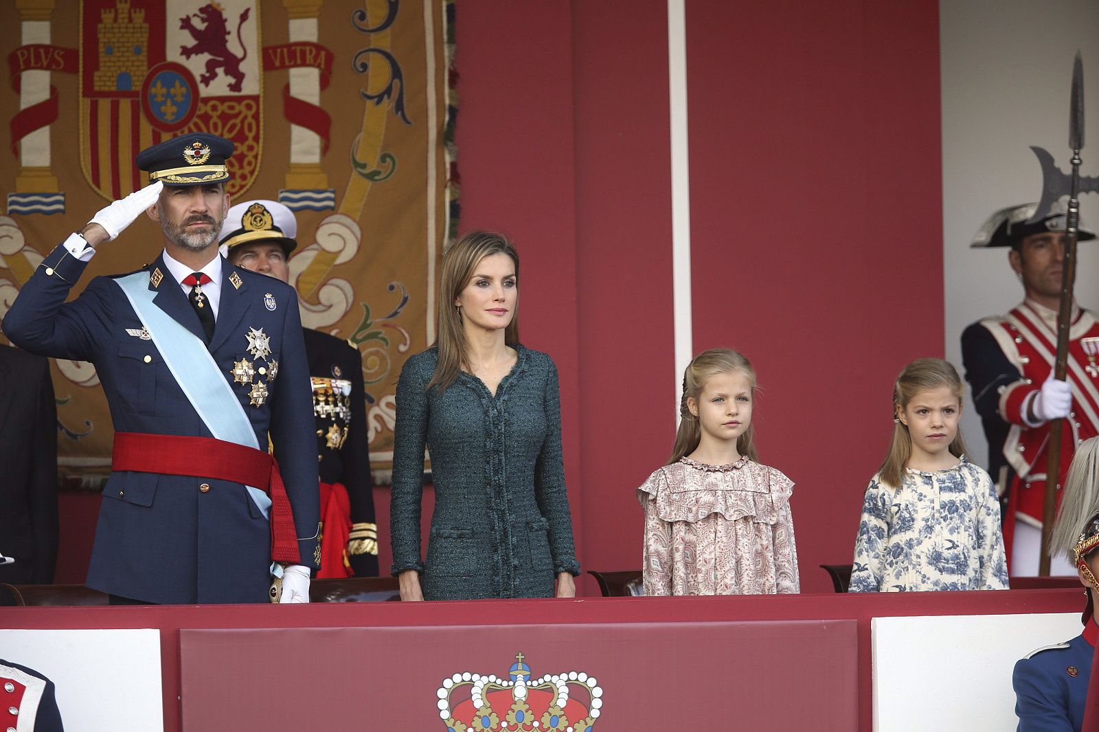 Los reyes, Felipe y Letizia, junto a su hijas, en los actos del día de la Fiesta Nacional, el 12 de octubre de 2014.