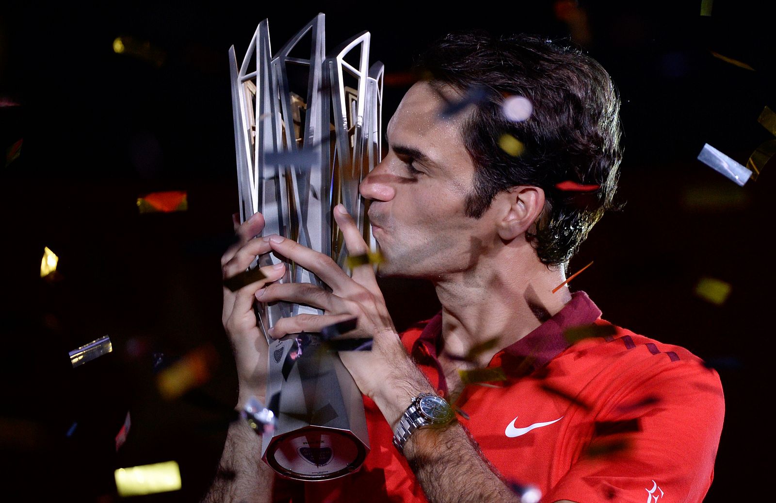 Roger Federer posa con su trofeo después de ganar por primera vez el Masters 1000 de Shanghai.