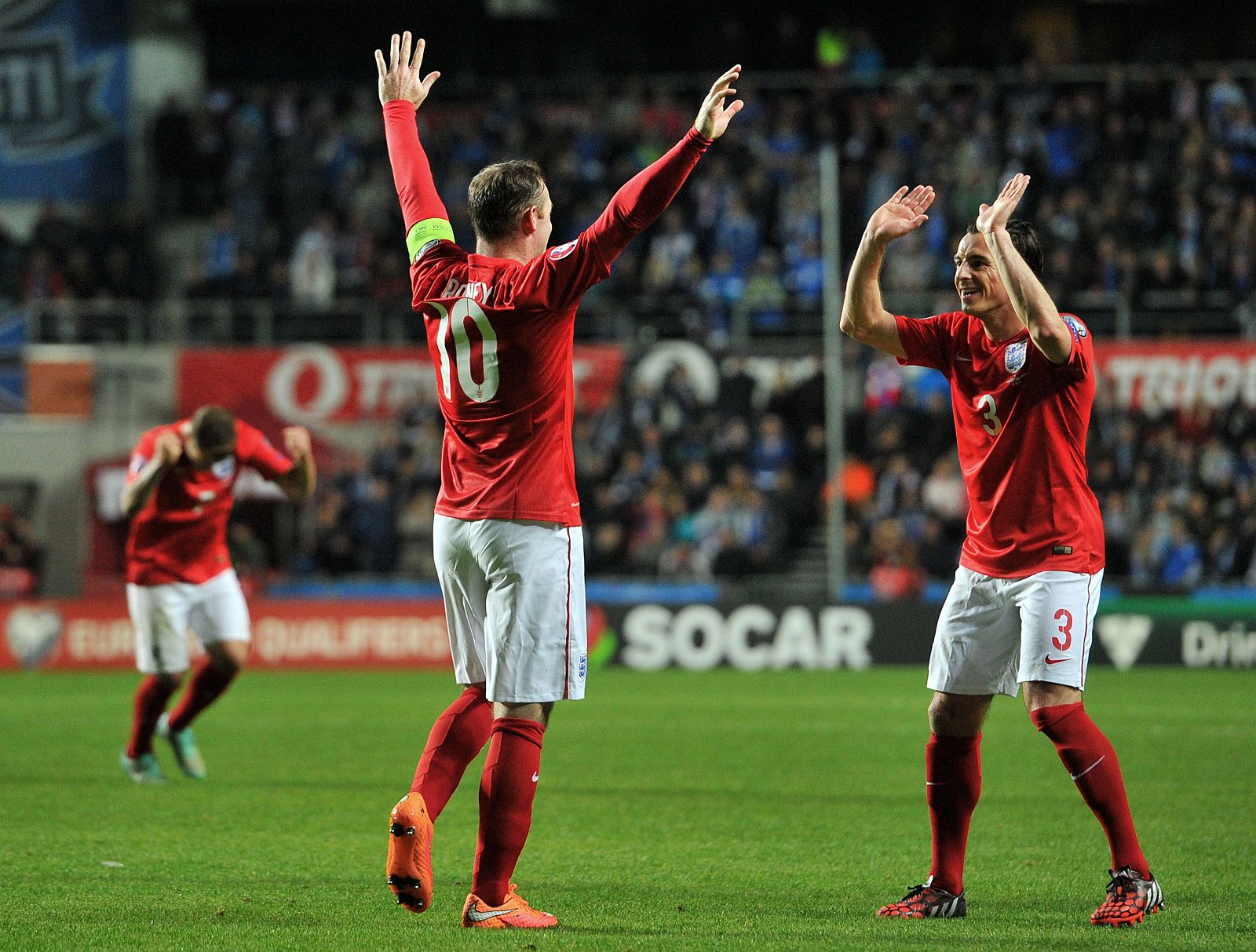 Rooney celebra el gol de Inglaterra en Estonia