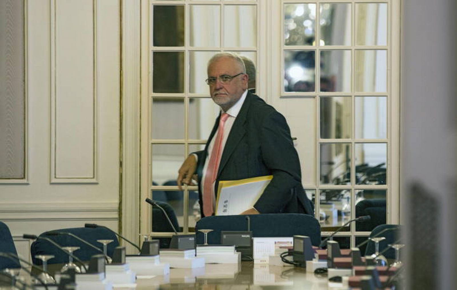 El presidente de Les Corts Valencianes, Juan Cotino, tras la reunión de la mesa de Les Corts en la que ha anunciado su renuncia al cargo.