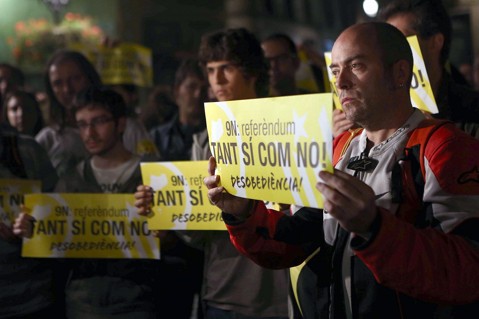 Simpatizantes y militantes de la CUP  durante la concentración convocada esta lunes en la plaza de Sant Jaume de Barcelona, tras la reunión que han mantenido los partidos proconsulta en el palacio de Pedralbes.