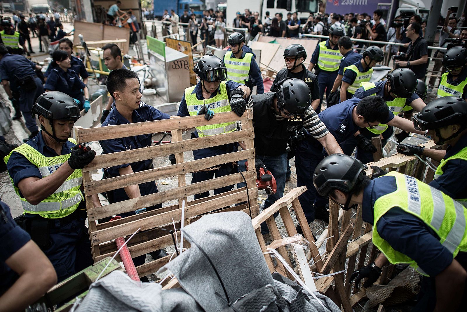 Policias retiran barricadas en Hong Kong.