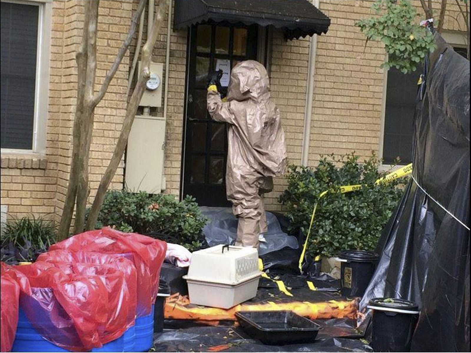 Una persona con traje de protección en la casa de la enfermera contaminada por ébola en Dallas