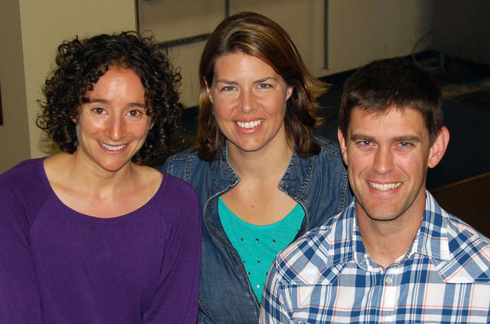 El el centro, la investigadora del Instituto de Investigación Scripps, Erica Ollmann Saphire, acompañada de otros dos científicos de su laboratorio.