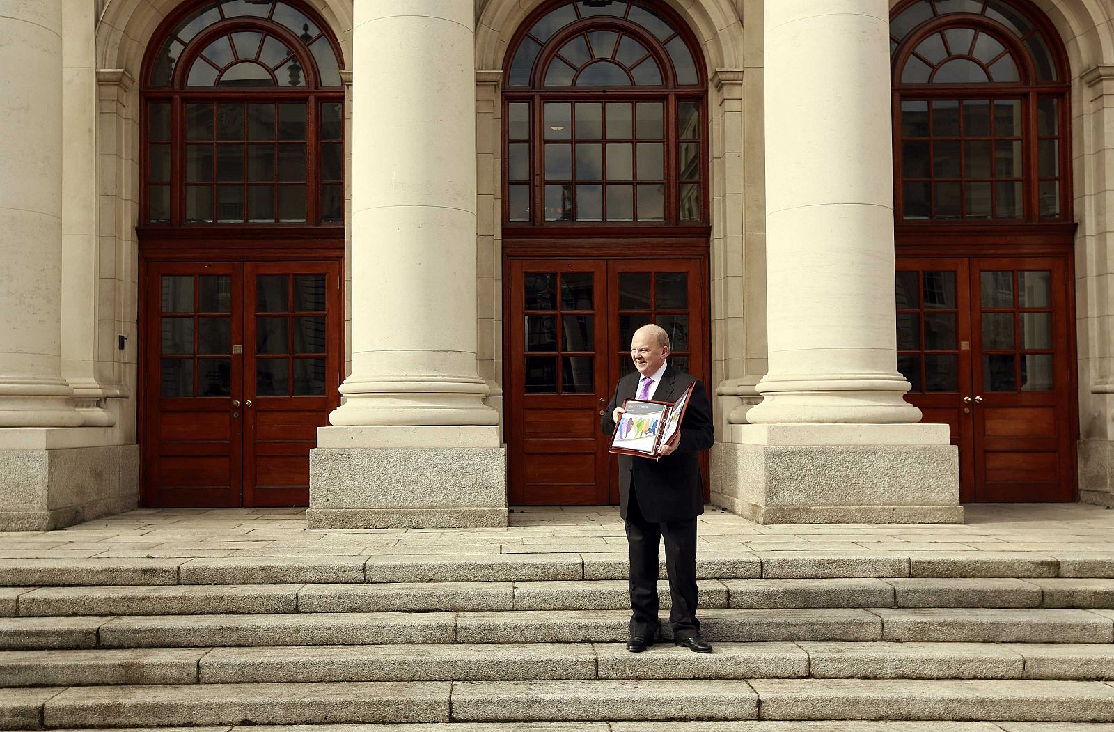 Michael Noonan posa con los presupuestos de Irlanda para 2015