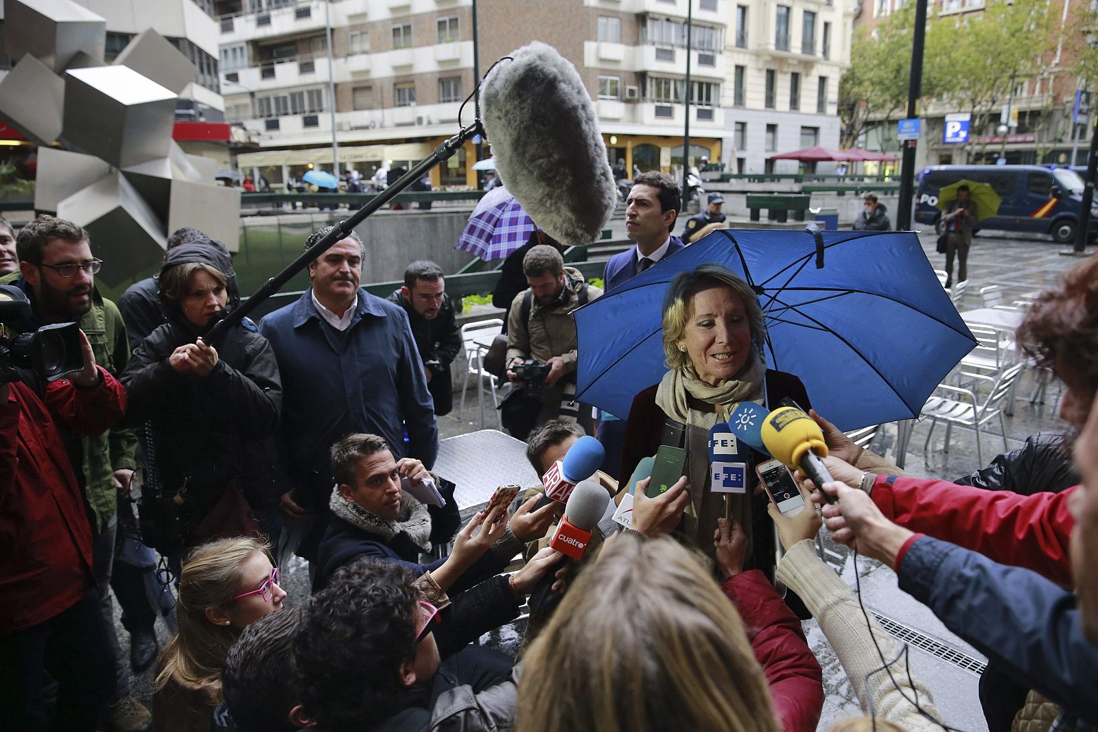 Expectación mediática ante la llegada de la presidenta del PP de Madrid, Esperanza Aguirre, a los juzgados.