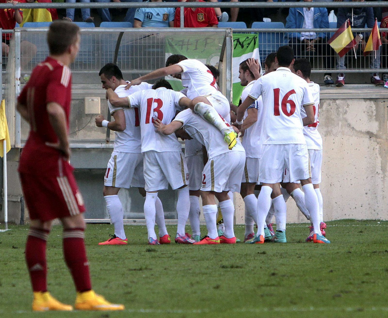 Los jugadores de Serbia celebran el gol marcado en propia puerta, por el centrocampista de España Saúl Ñíguez