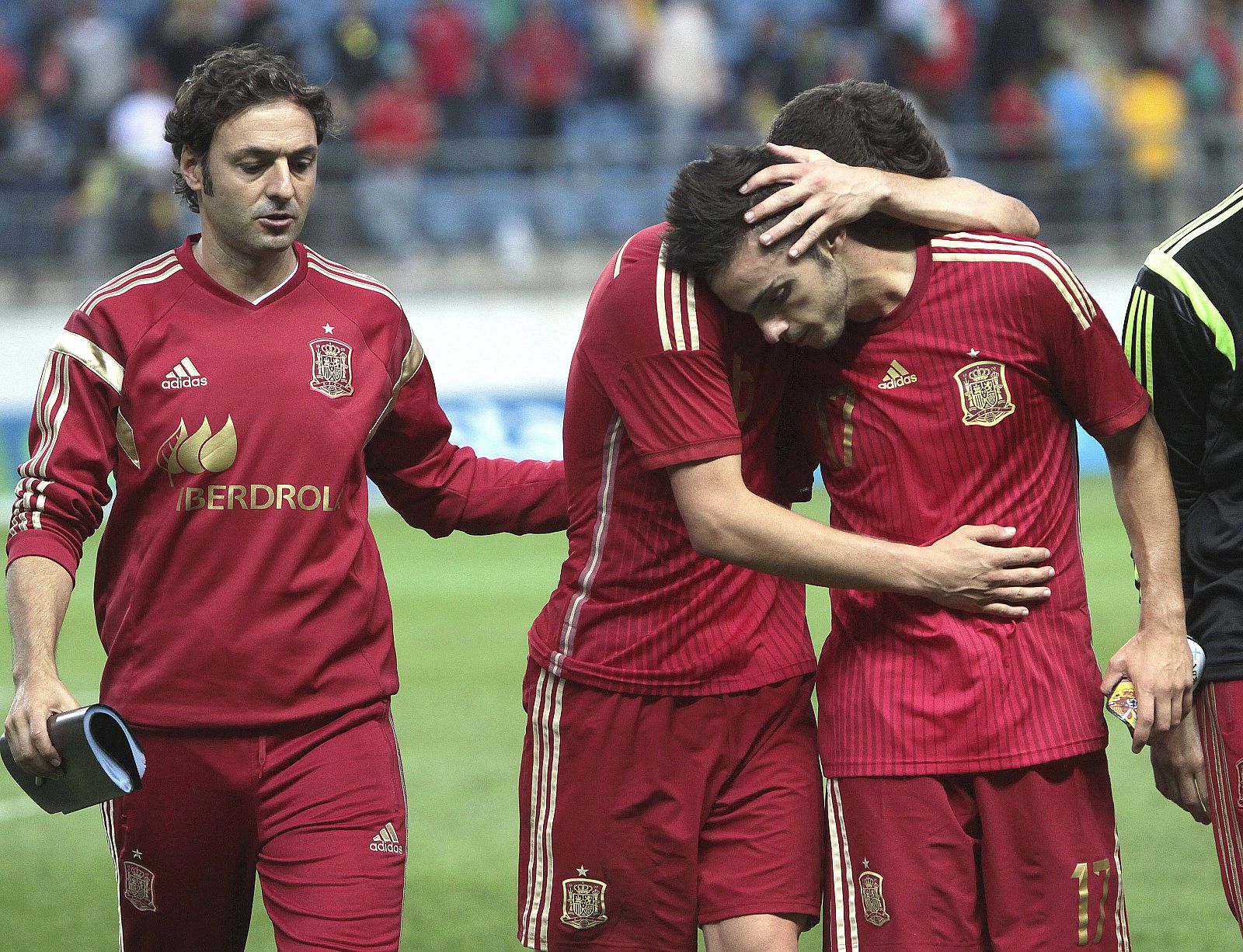 Los jugadores de la selección española Ñiguez se abraza a Sarabia tras la derrota ante la selección serbia.