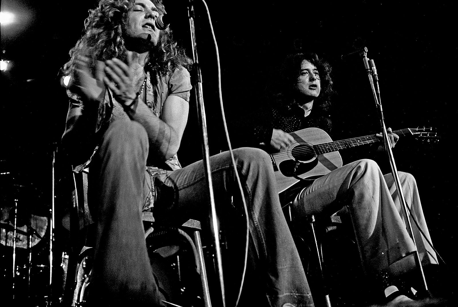 Robert Plant y Jimmy Page, de Led Zeppelin, en un concierto en acústico en Hamburgo (Alemania) en 1973.