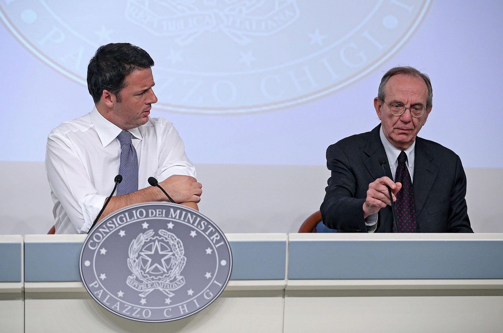 El primer ministro italiano, Matteo Renzi, habla junto al ministro italiano de Economía, Pier Carlo Padoan