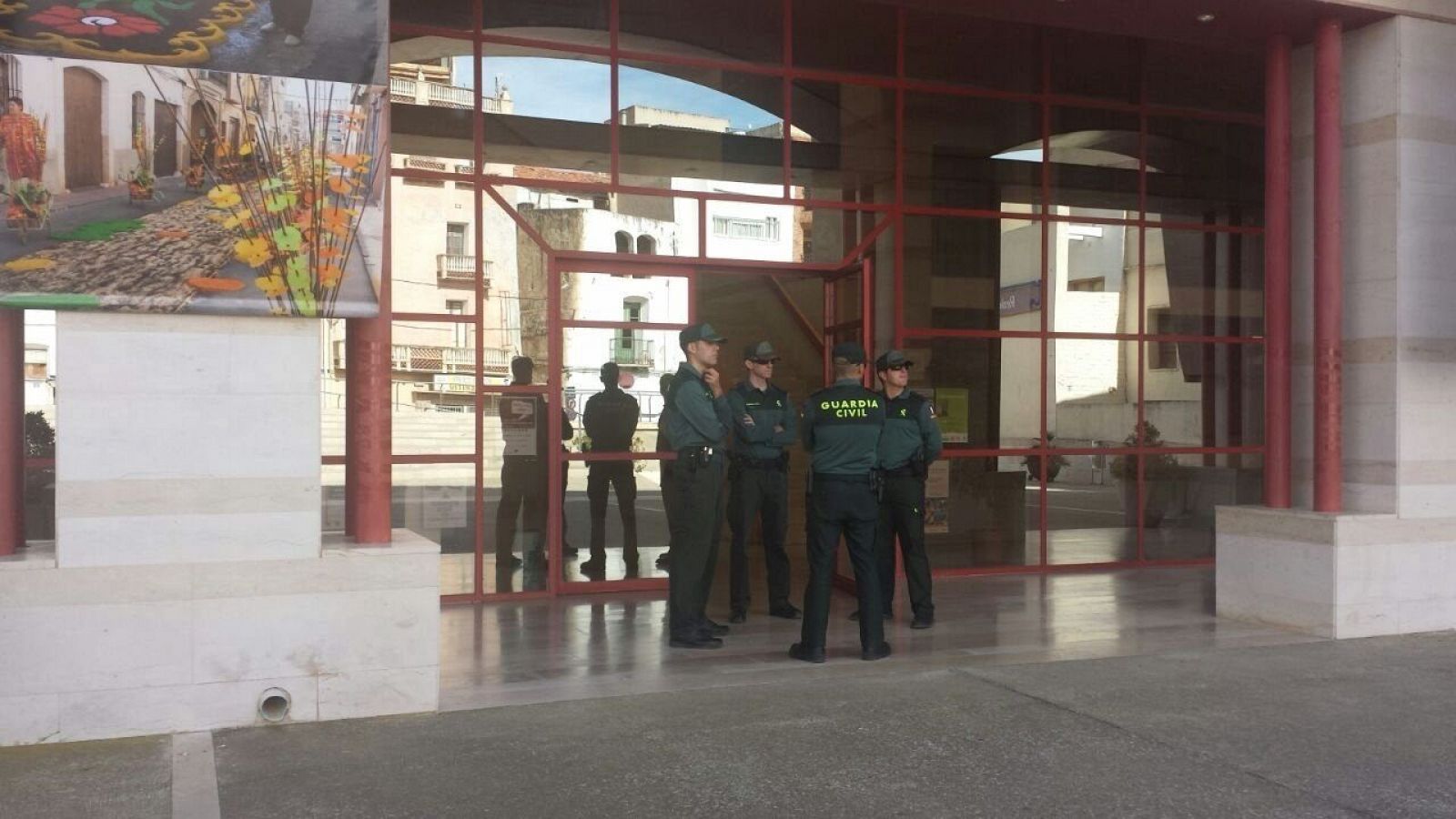 La Guardia Civil efectúa un registro en el Ayuntamiento de Alcanar (Tarragona).