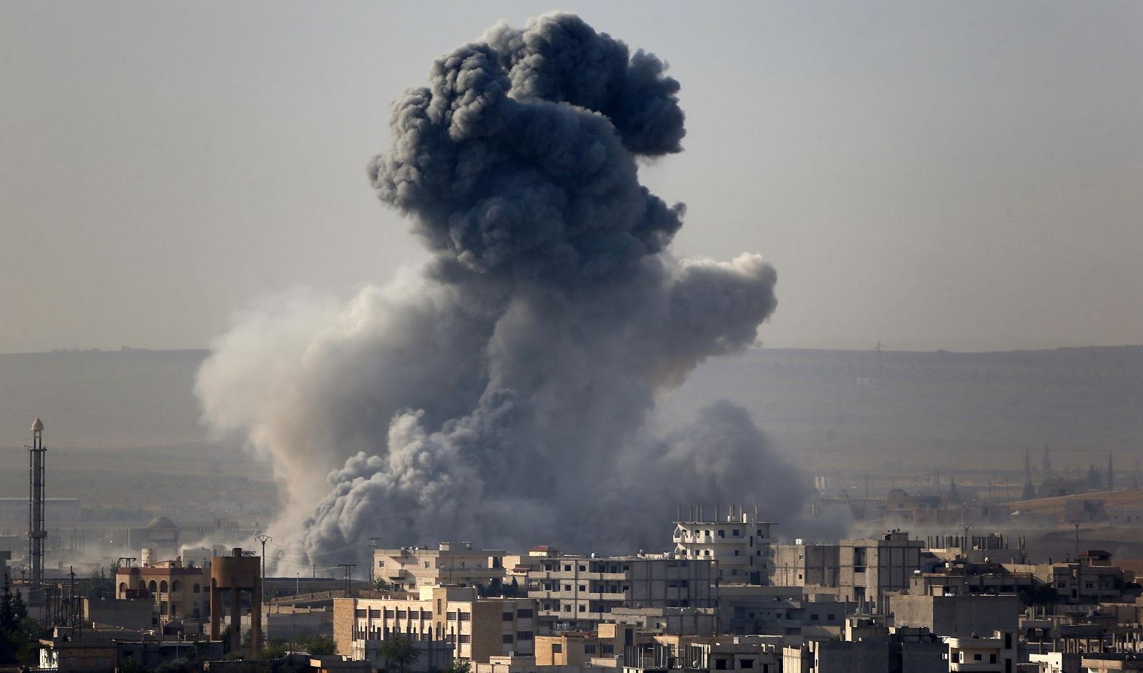 Humo de las explosiones en Kobani, Siria, visto desde Turquía