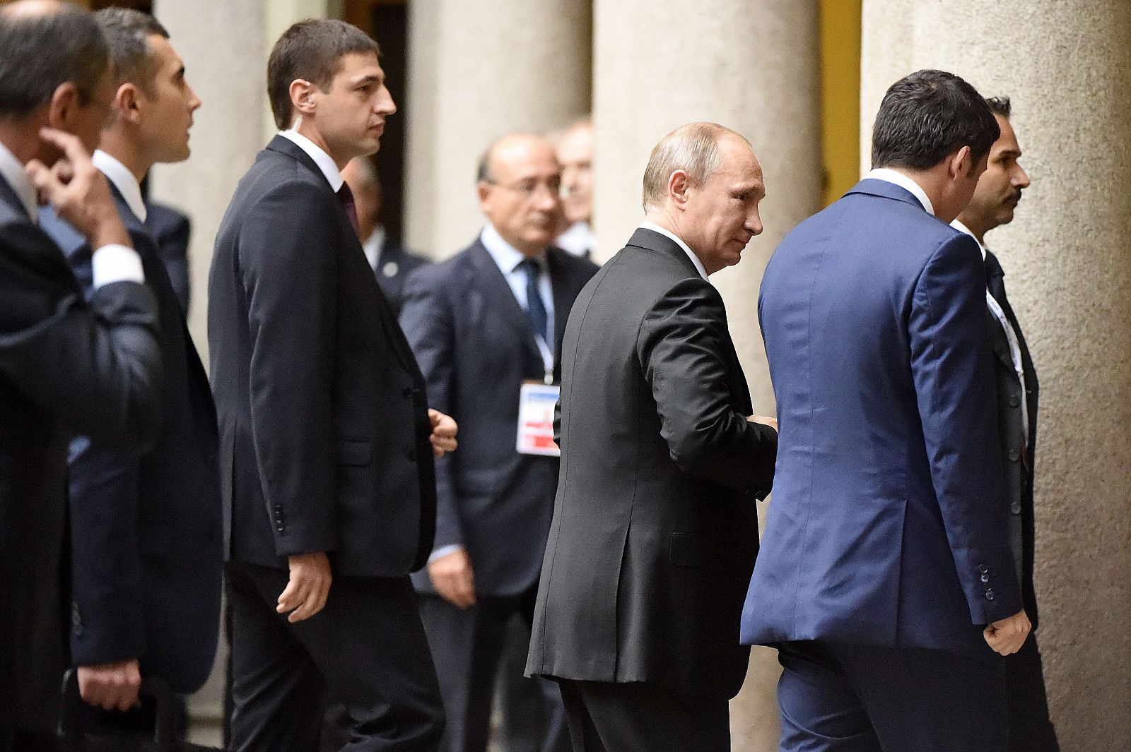El presidente ruso, Vladimir Putin, es recibido por el primer ministro italiano Matteo Renzi en la prefectura de Milán