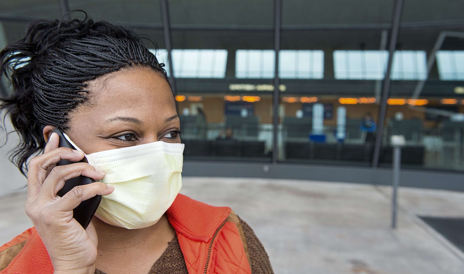 Una enfermera estadounidense, sospechosa de estar infectada de ébola, se cubre con una máscara.