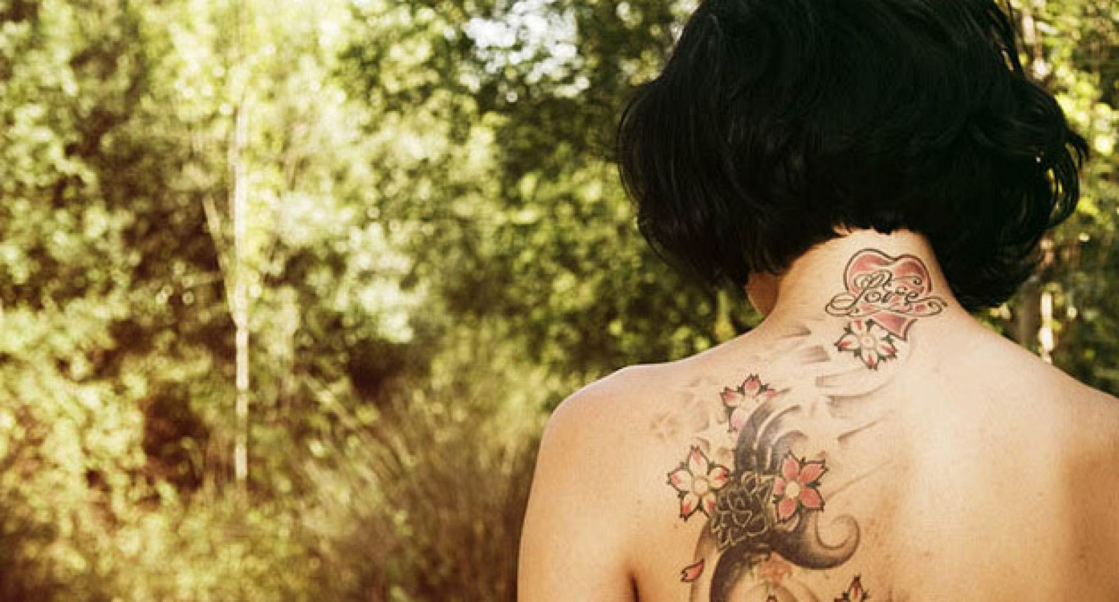 Los tatuajes se hacen depositando la tinta en la dermis perforando con una aguja.