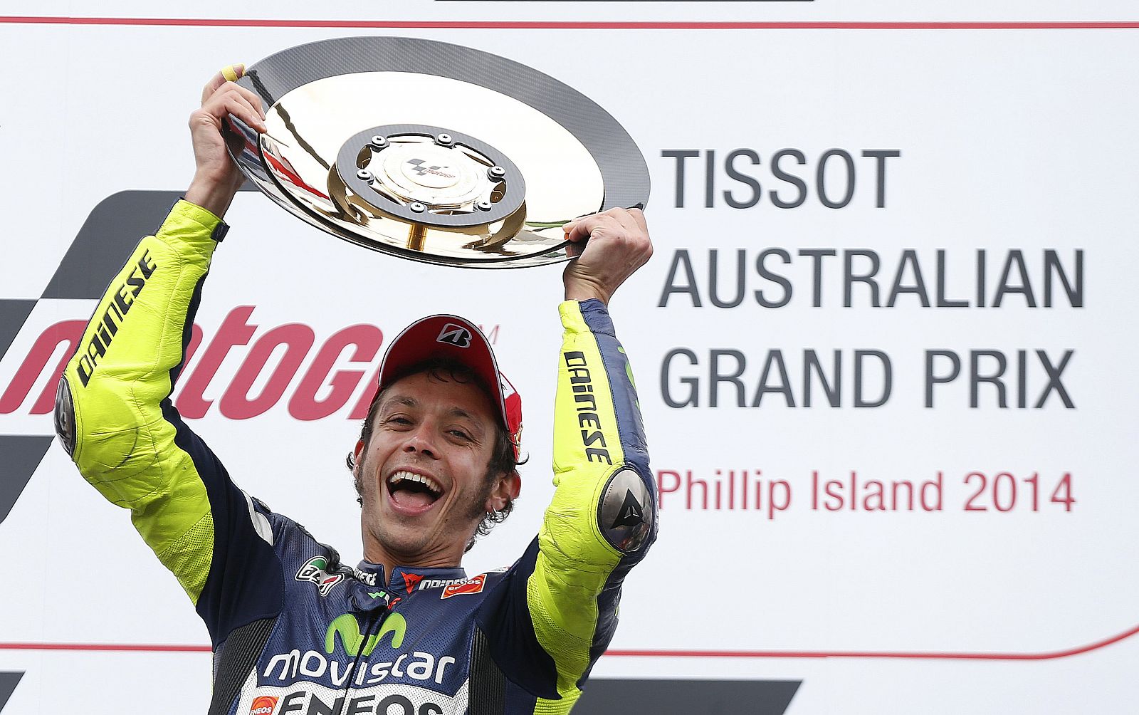 Valentino Rossi celebra su triunfo en la carrera de MotoGP de Phillip Island, en Australia.