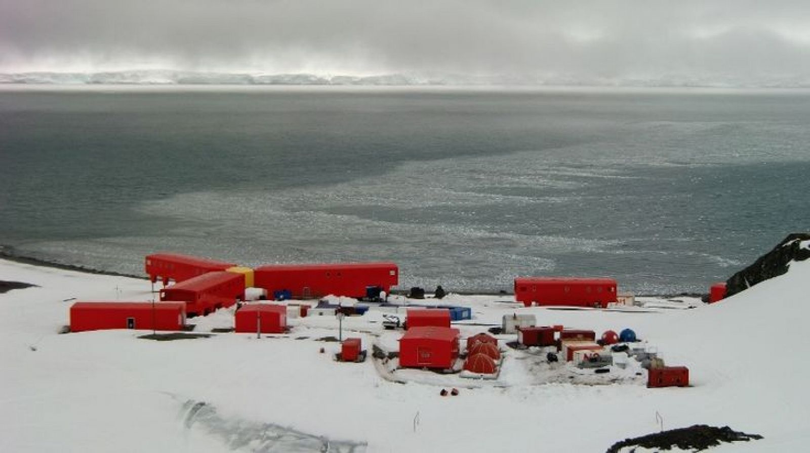 Panorámica de la base española Juan Carlos I, situada en la Isla Livingston de la Antártida.