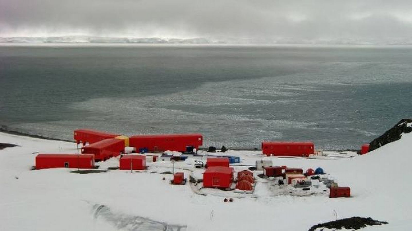 Panorámica de la base española Juan Carlos I, situada en la Isla Livingston de la Antártida. 