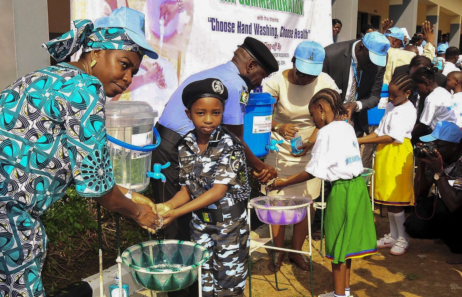 Fotografía de archivo: niños de un colegio de Nigeria se lavan las manos durante una campaña de concienciación por el virus del Ébola