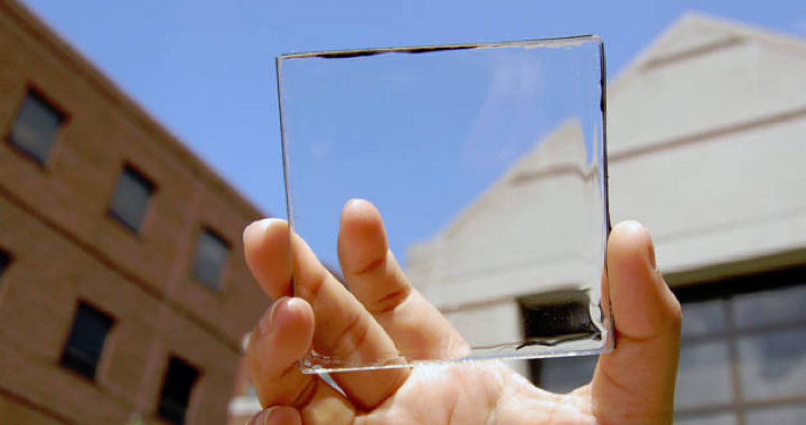  Uno de los paneles solares transparentes capaces de producir electricidad a partir de la energía solar.