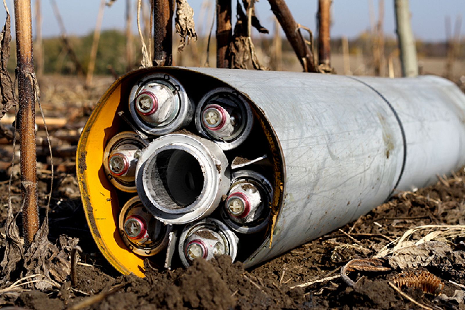 Restos de un proyectil de racimo del tipo Uragan en un campo de labor situado en una zona controlada por el Ejército ucraniano cerca de Novomyjailivka, Ucrania, el 14 de octubre de 2014