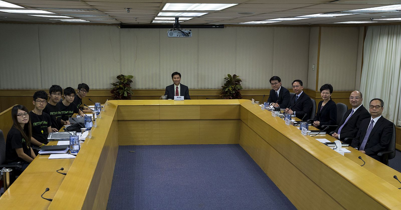 Líderes estudiantiles y representantes del Gobierno de Hong Kong durante la reunión celebrada este martes.