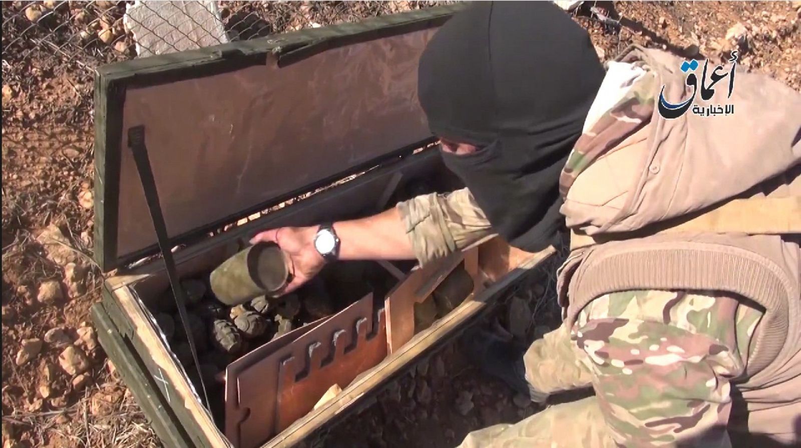 Fotograma de un vídeo publicado por Aamaq News en Youtube que muestra a un supuesto militante del EI manejando lo que parece parte del material lanzado por EE.UU. para asistir a las tropas kurdas en Kobani.